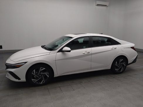 Used 2025 Hyundai Elantra SEL FWD image 2