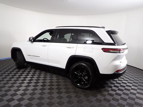 Used 2023 Jeep Grand Cherokee Altitude AWD/4WD image 11