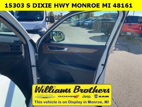 Used 2024 Volkswagen Atlas SE image 32
