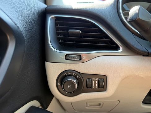 Used 2020 Jeep Cherokee Latitude Plus FWD image 13
