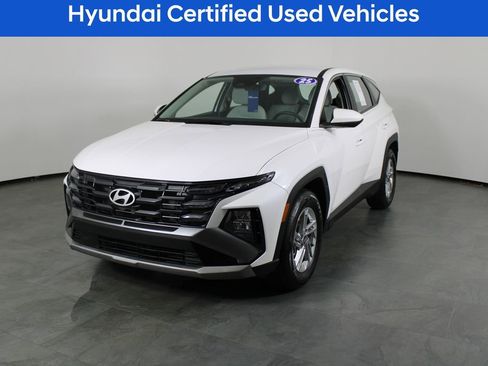 Certified 2025 Hyundai Tucson SE FWD image 2