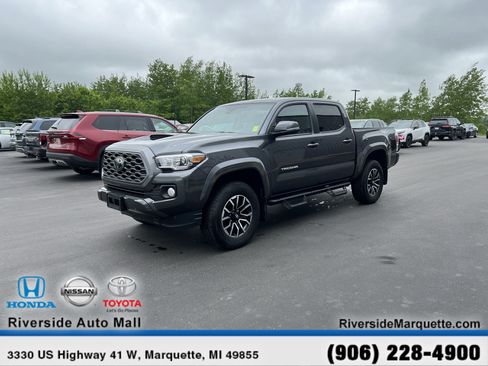 Used 2022 Toyota Tacoma TRD Sport AWD/4WD image 3