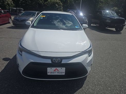 Used 2024 Toyota Corolla LE w/ LE Convenience Package FWD image 2