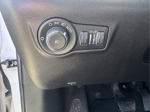 Used 2025 Jeep Compass Latitude image 16