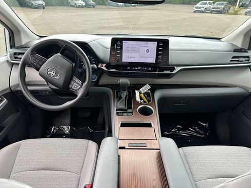 Used 2024 Toyota Sienna LE w/ LE Plus Package AWD/4WD image 19