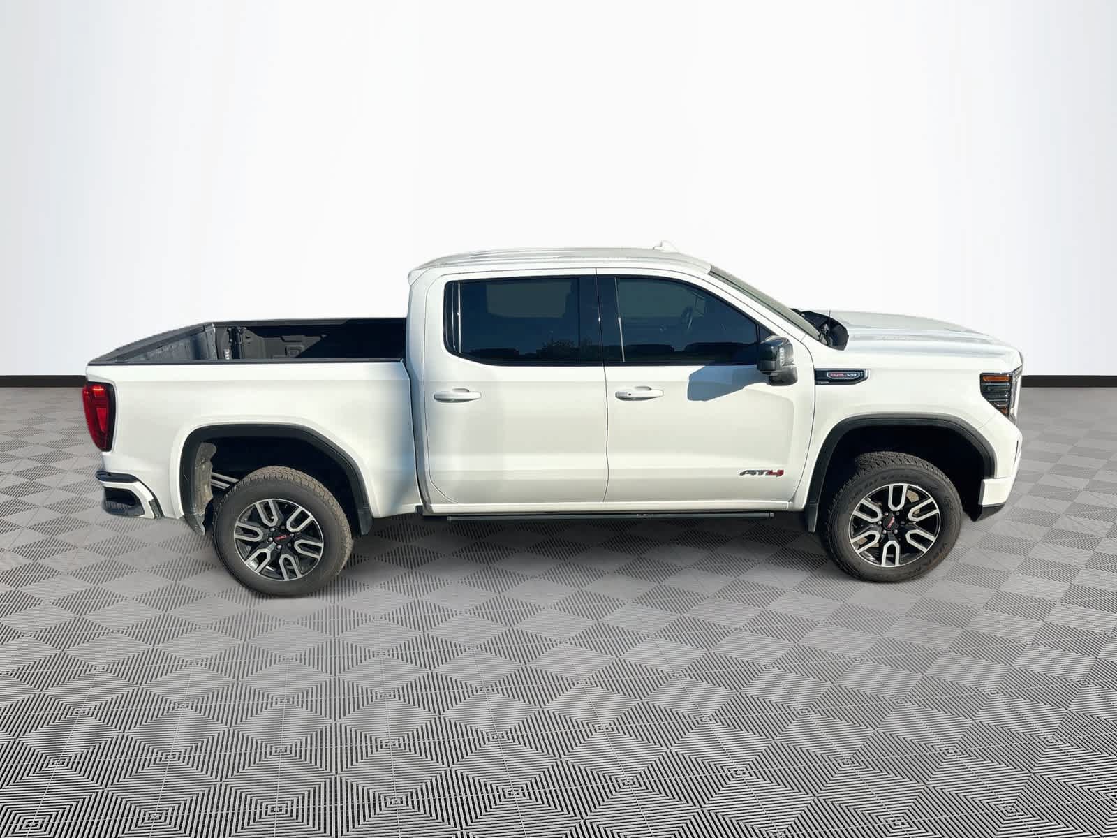 Used 2023 GMC Sierra 1500 AT4 w/ Technology Package AWD/4WD image 4