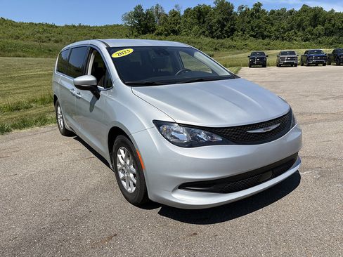 Used 2023 Chrysler Voyager LX FWD image 7