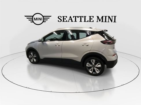 Used 2022 Chevrolet Bolt EUV LT w/ Convenience Package FWD image 7