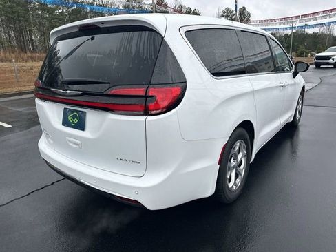 Used 2024 Chrysler Pacifica Limited image 8