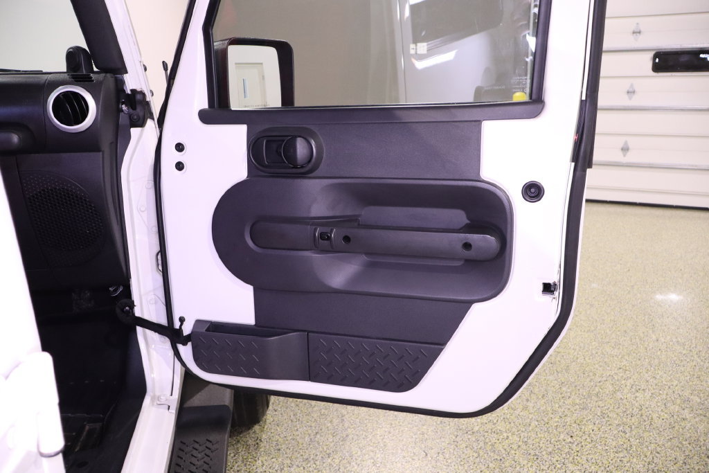 Used 2010 Jeep Wrangler Unlimited Sahara w/ Mopar Chrome Edition Group AWD/4WD image 32