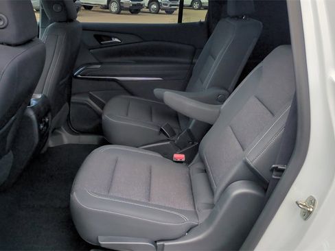 Used 2025 Chevrolet Traverse LT image 13