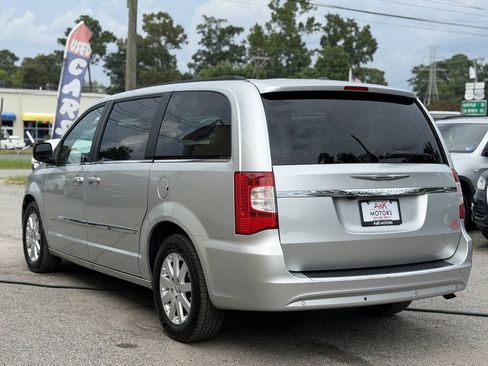 Used 2012 Chrysler Town & Country Touring-L w/ Entertainment Group #2 FWD image 6