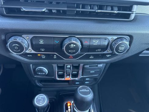 Used 2025 Jeep Gladiator Sport AWD/4WD image 12