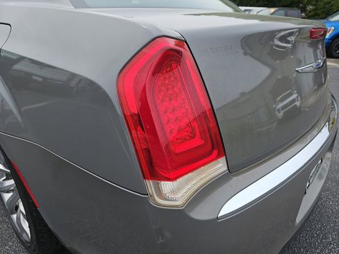 Used 2017 Chrysler 300 Limited image 33