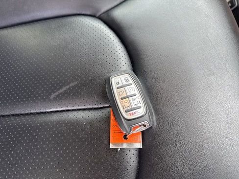 Used 2024 Chrysler Pacifica Touring-L FWD image 6
