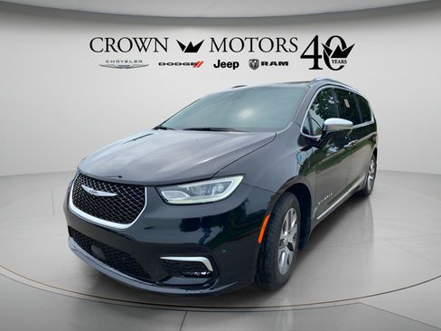 Used 2025 Chrysler Pacifica Pinnacle FWD image 8