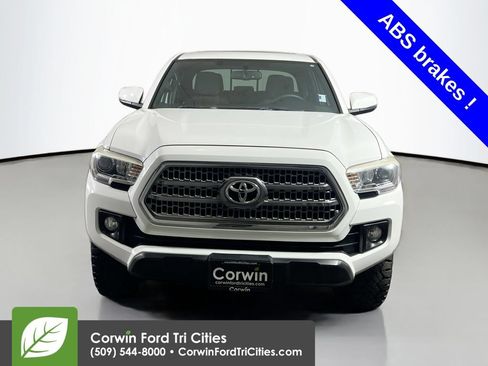 Used 2017 Toyota Tacoma TRD Off-Road w/ Premium & Technology Package AWD/4WD image 4