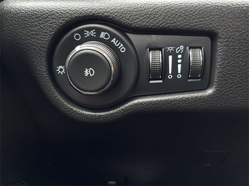 Used 2024 Chrysler Pacifica Touring image 18