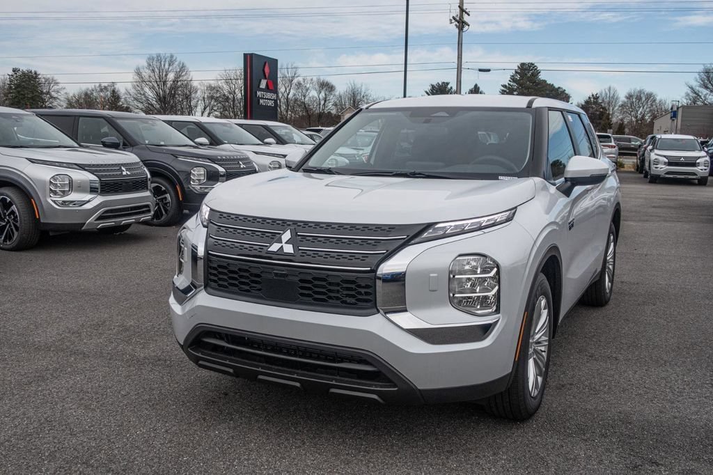 Used 2025 Mitsubishi Outlander ES AWD/4WD image 4