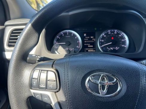 Used 2019 Toyota Highlander LE FWD image 20