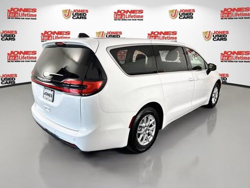 Used 2023 Chrysler Pacifica Touring-L FWD image 15