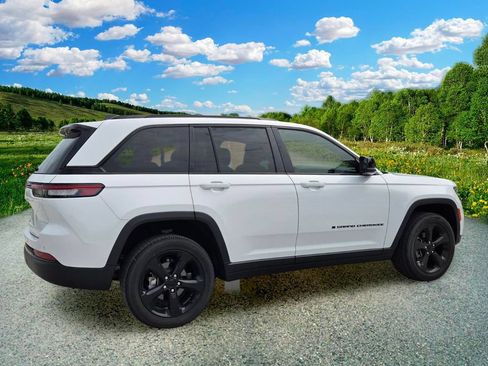Used 2023 Jeep Grand Cherokee Altitude AWD/4WD image 6