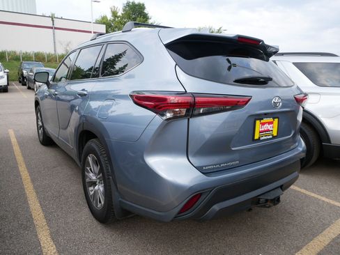 Used 2021 Toyota Highlander XLE AWD/4WD image 6