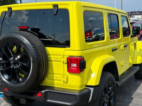 Used 2023 Jeep Wrangler Unlimited Sahara w/ Cold Weather Group AWD/4WD image 19