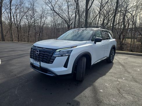 New 2026 Nissan Pathfinder Platinum image 4