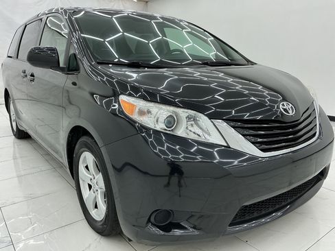 Used 2015 Toyota Sienna LE FWD image 3
