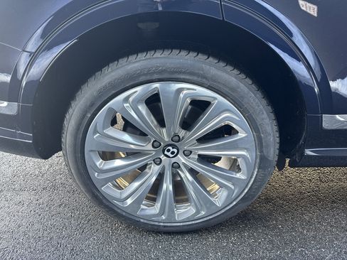 Used 2023 Bentley Bentayga Extended Wheelbase image 31