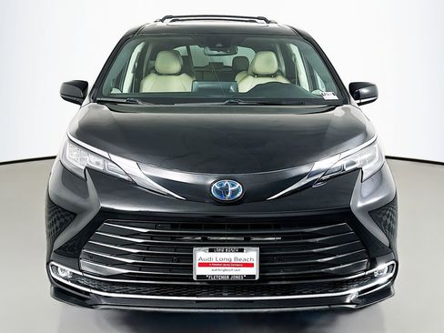 Used 2021 Toyota Sienna XLE w/ XLE Plus Package image 2