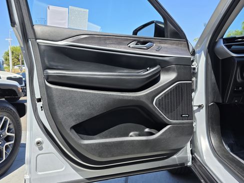 Certified 2022 Jeep Grand Cherokee Limited image 17