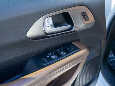 Used 2017 Chrysler Pacifica Limited w/ UConnect Theater Package image 15