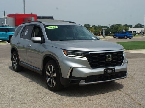 Used 2025 Honda Pilot Touring image 2