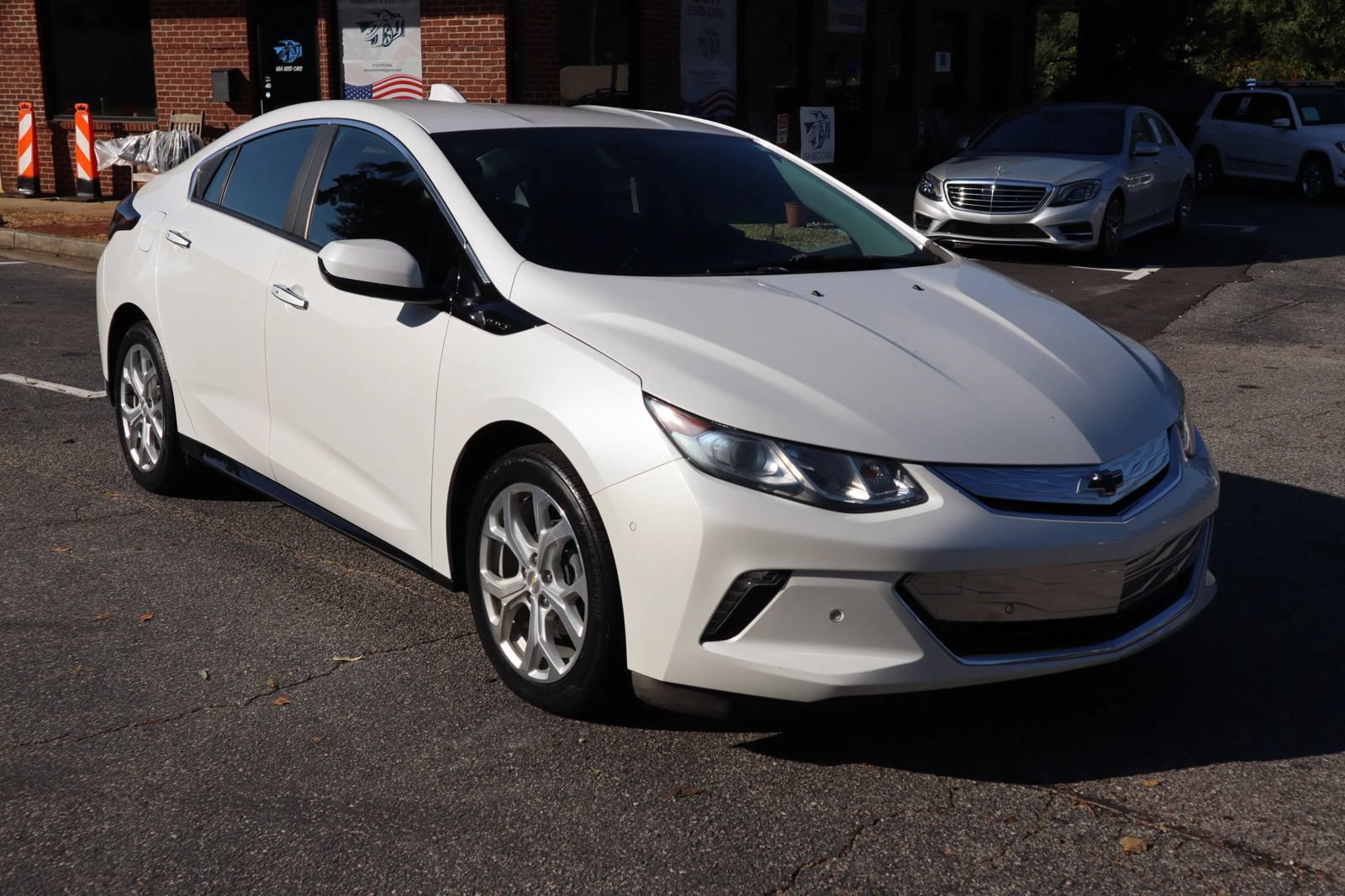 Used 2017 Chevrolet Volt Premier w/ Driver Confidence II Package FWD image 3
