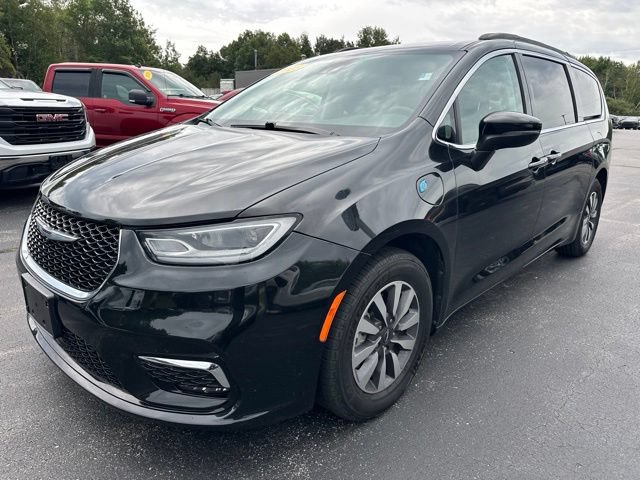 Used 2023 Chrysler Pacifica Touring-L FWD image 3