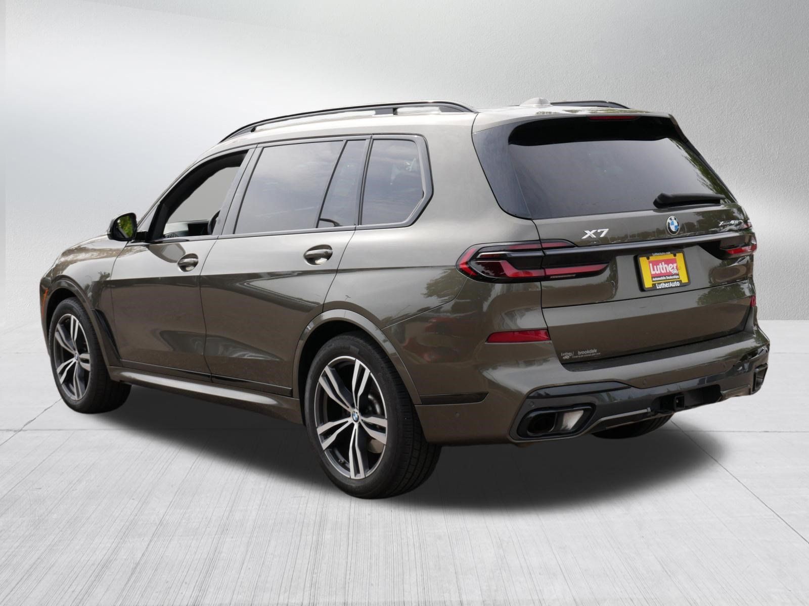 Used 2024 BMW X7 xDrive40i w/ M Sport Package AWD/4WD image 5