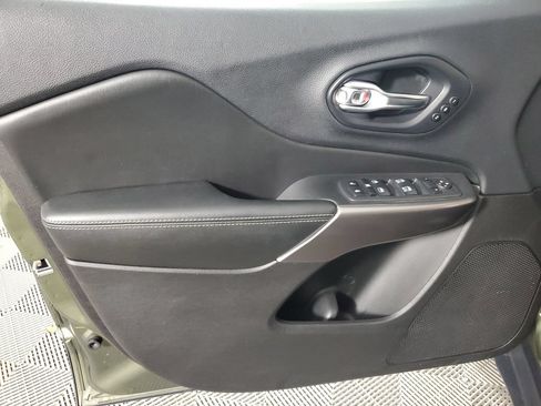 Used 2019 Jeep Cherokee Limited FWD image 18