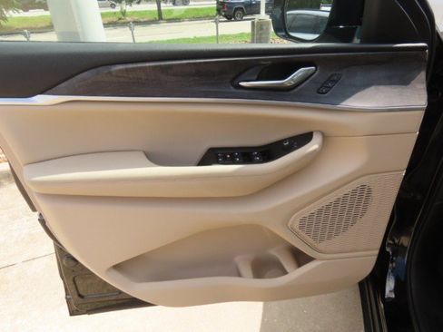 Used 2025 Jeep Grand Cherokee L Limited RWD image 23