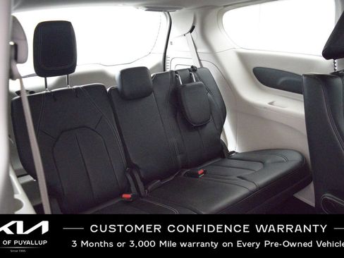 Used 2023 Chrysler Pacifica Touring-L image 14