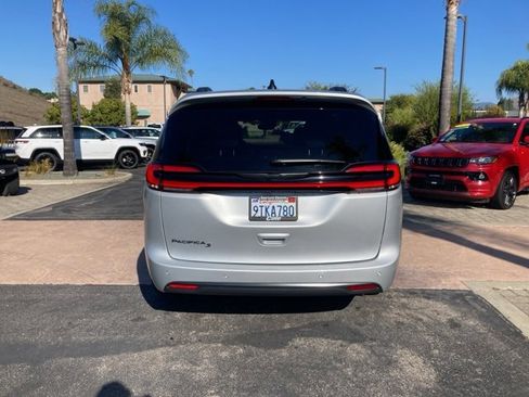 Used 2024 Chrysler Pacifica Touring-L w/ S Appearance Package image 8
