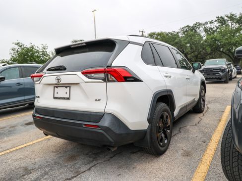 Used 2021 Toyota RAV4 LE FWD image 8