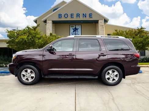 Used 2019 Toyota Sequoia SR5 w/ Premium Package image 2