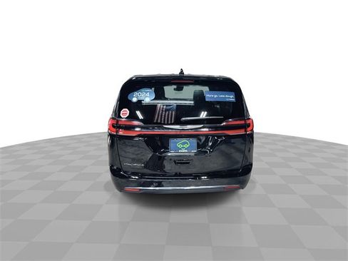 Used 2024 Chrysler Pacifica Touring-L image 7