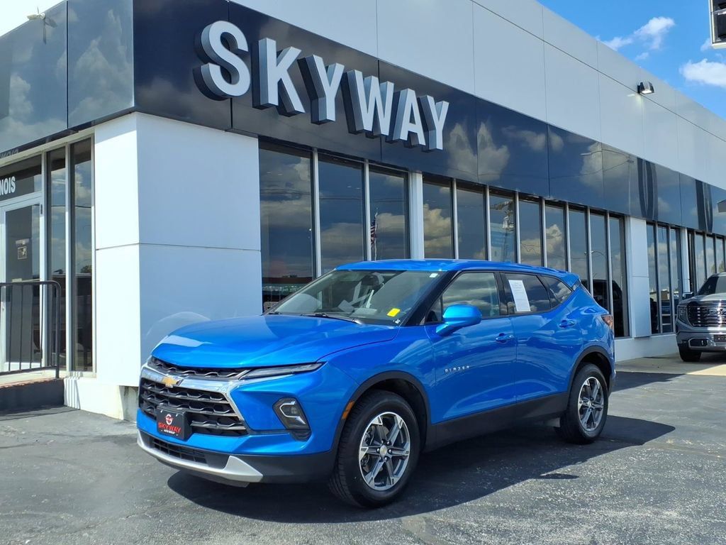 Used 2025 Chevrolet Blazer LT FWD image 1