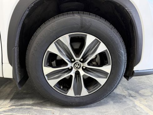 Used 2024 Toyota Highlander XLE image 29
