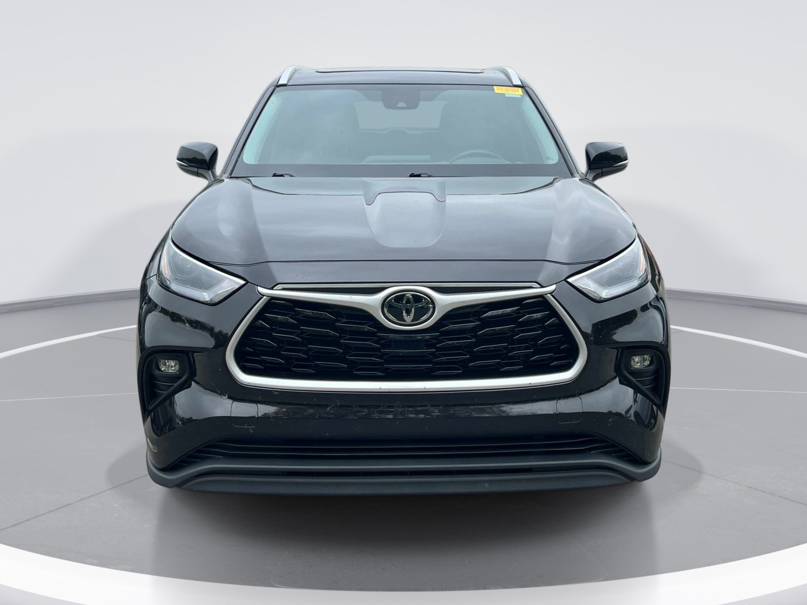 Used 2022 Toyota Highlander XLE FWD image 3