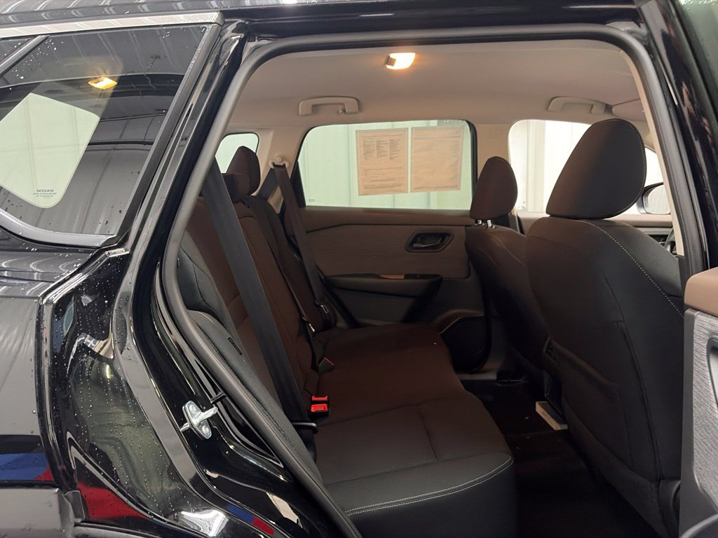 Used 2023 Nissan Rogue S AWD/4WD image 19