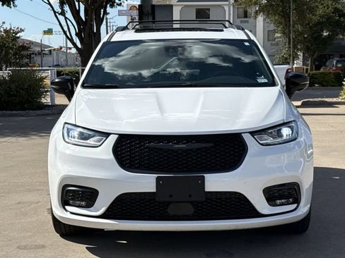 Used 2025 Chrysler Pacifica Limited FWD image 9